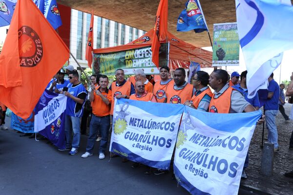 Força Sindical, CTB, Nova Central realizaram um ato na Avenida Paulista na sexta-feira, dia 22 batizado de #Primavera de Lutas. A manifestação, que teve a participação de várias categorias, marcou o início da primavera e a luta por mais empregos. - Sputnik Brasil