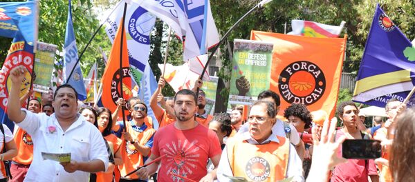 Força Sindical, CTB, Nova Central realizaram um ato na Avenida Paulista na sexta-feira, dia 22 batizado de #Primavera de Lutas. A manifestação, que teve a participação de várias categorias, marcou o início da primavera e a luta por mais empregos. - Sputnik Brasil