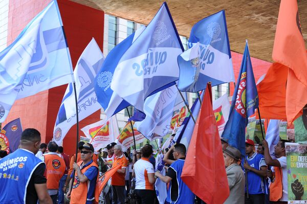 Força Sindical, CTB, Nova Central realizaram um ato na Avenida Paulista na sexta-feira, dia 22 batizado de #Primavera de Lutas. A manifestação, que teve a participação de várias categorias, marcou o início da primavera e a luta por mais empregos. - Sputnik Brasil