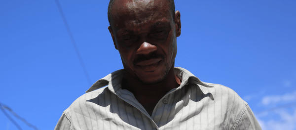 O vendedor Ilphim Jean Gilles (51 anos) mostra a foto da filha Woodeline, morta em 2013 aos 24 anos vítima de cólera: Ela era minha primogênita, tudo pra mim. Os soldados da ONU levaram embora minha esperança. - Sputnik Brasil