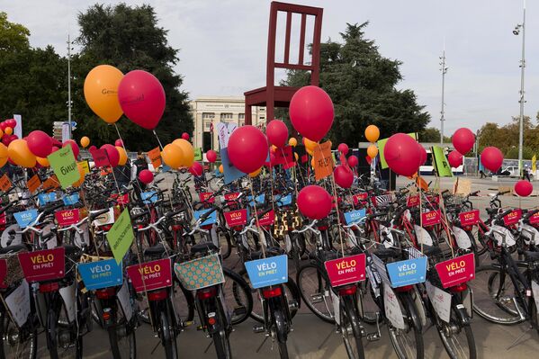 Bicicletas coloridas estacionadas perto do prédio da ONU em Genebra - Sputnik Brasil