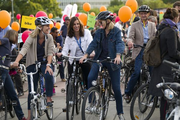 Aziyadé Poltier conversando com participantes da parada ciclística de Genebra - Sputnik Brasil