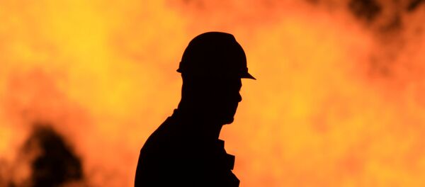 Trabalhador em refinaria de petróleo - Sputnik Brasil