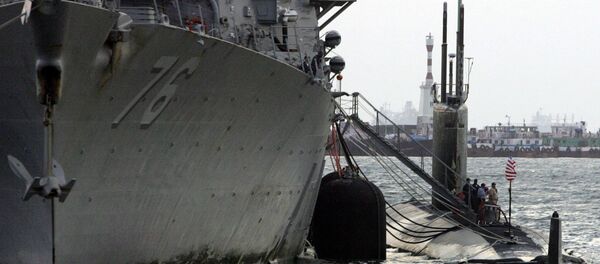 Submarino norte-americano de classe Los Angeles perto de navio USS Higgins - Sputnik Brasil