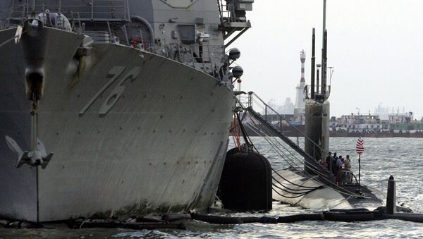 Submarino norte-americano de classe Los Angeles perto de navio USS Higgins - Sputnik Brasil