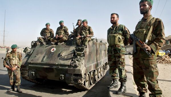 Exército Nacional de Cabul perto do tanque blindado em Cabul, Afeganistão em 30 de maio de 2006 - Sputnik Brasil