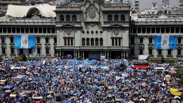 Anti-government protesters participate in a march in Guatemala City, Guatemala September 20, 2017 - Sputnik Brasil