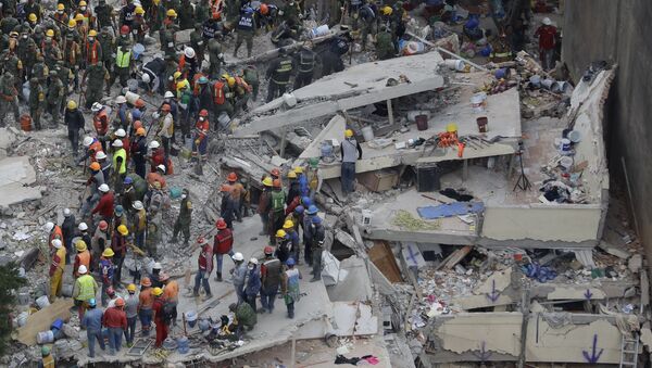 Rescue workers search for people trapped inside a collapsed building in the Del Valle area of Mexico City, Wednesday, Sept. 20, 2017. - Sputnik Brasil