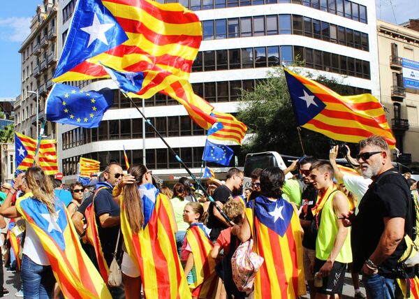 Participantes na greve nas ruas da Catalunha ao apoiar o referendo para independência e secessão da Catalunha da Espanha - Sputnik Brasil