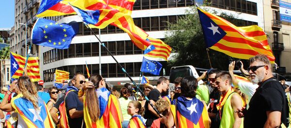 Participantes na greve nas ruas da Catalunha ao apoiar o referendo para independência e secessão da Catalunha da Espanha - Sputnik Brasil