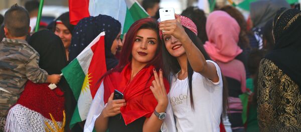 Curdas sírias tirando selfie durante as celebrações a favor do referendo curdo - Sputnik Brasil