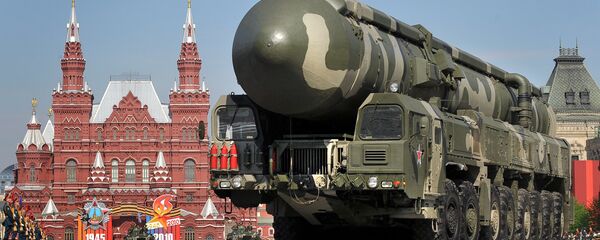 Sistema de mísseis Topol na Praça Vermelha, Moscou Sistema de mísseis Topol na Praça Vermelha, Moscou - Sputnik Brasil