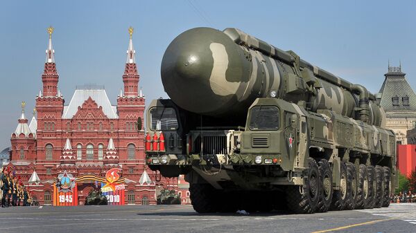 Sistema de mísseis Topol na Praça Vermelha, Moscou  - Sputnik Brasil