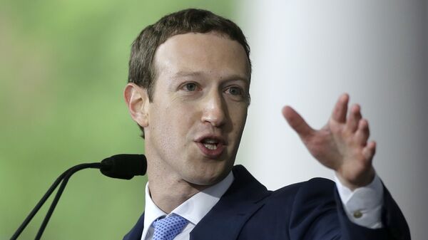 In this May 25, 2017, file photo, Facebook CEO and Harvard dropout Mark Zuckerberg delivers the commencement address at Harvard University commencement exercises in Cambridge, Mass. - Sputnik Brasil