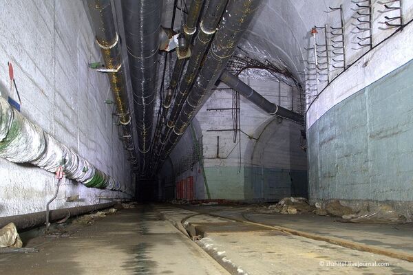 Dentro de uma base subterrânea  - Sputnik Brasil