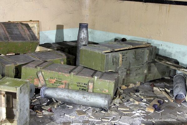 Arsenal que ficou nos armazéns depois do abandono da cidade - Sputnik Brasil