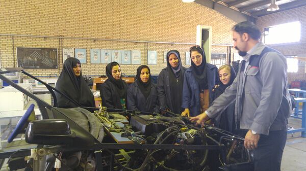 Mulheres iranianas aprendendo mecânica em um centro de treinamento Mulheres iranianas aprendendo mecânica em um centro de treinamento - Sputnik Brasil
