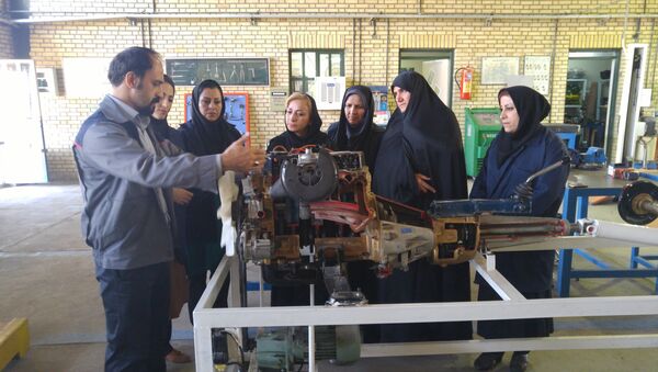 Mulheres iranianas aprendendo mecânica em um centro de treinamento - Sputnik Brasil