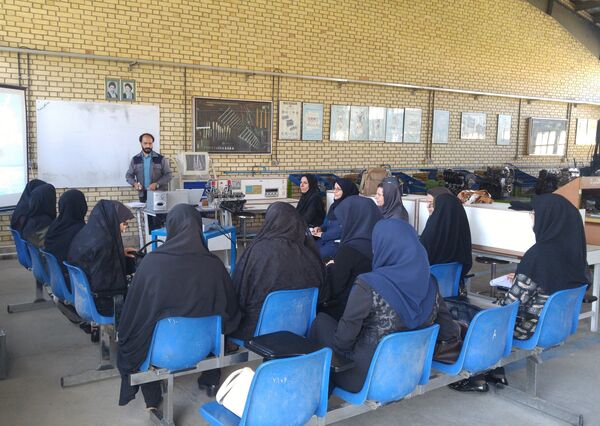 Mulheres iranianas aprendendo mecânica em um centro de treinamento Mulheres iranianas aprendendo mecânica em um centro de treinamento - Sputnik Brasil