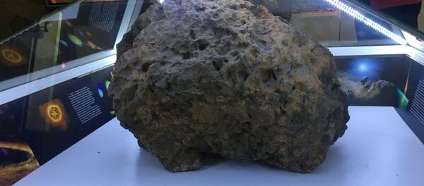 Maior pedaço do meteorito de Chelyabinsk encontrado em 2013 no lago de Chebarkul e que hoje em dia está no Museu Regional do Ural do Sul - Sputnik Brasil
