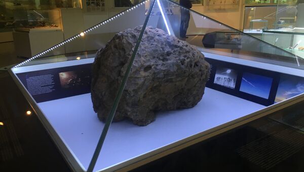 Maior pedaço do meteorito de Chelyabinsk encontrado em 2013 no lago de Chebarkul e que hoje em dia está no Museu Regional do Ural do Sul - Sputnik Brasil