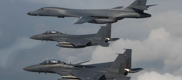 Bombardeiros B-1B Lancer dos EUA e caças F-15 da Coreia do Sul Bombardeiros B-1B Lancer dos EUA e caças F-15 da Coreia do Sul - Sputnik Brasil