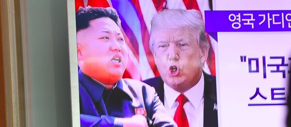 Um homem a ver programa de notícias que mostra Donald Trump e Kim Jong-Un na estação ferroviária em Seul em 9 de agosto de 2017 - Sputnik Brasil