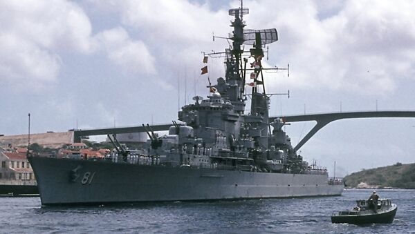 O cruzador Almirante Grau abandonando a baía de Santa Ana, em Willemstad, nas antigas Antilhas Holandesas, em direção a seu novo porto de origem, Callao, no Peru - Sputnik Brasil