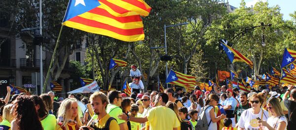 Apoiadores da independência da Catalunha em Barcelona - Sputnik Brasil