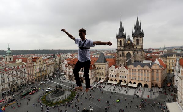 Funâmbulo dá show na Praça da Cidade Velha em Praga, República Tcheca - Sputnik Brasil