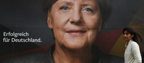 Cartaz com Angela Merkel em uma das ruas de Berlim na véspera das eleições parlamentares alemãs - Sputnik Brasil