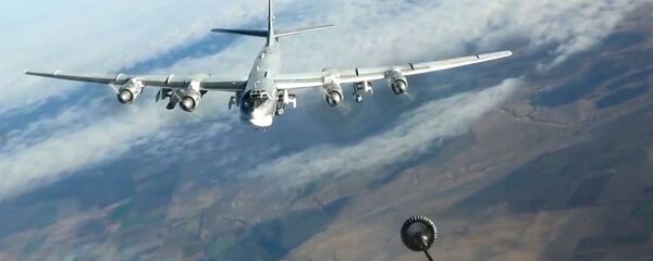 Reabastecimento no ar do bombardeiro russo Tu-95MS durante operação na Síria - Sputnik Brasil