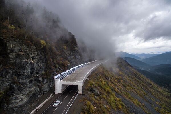 Galeria contra deslizamentos no passo Buybinsky da rodovia federal R257 (via expressa M-54) Yenisey, na região de Krasnoiarsk, Rússia - Sputnik Brasil