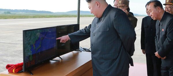Líder norte-coreano Kim Jong-un observa teste de um míssil - Sputnik Brasil