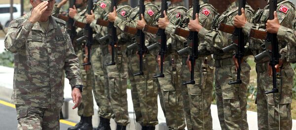 Comandante turco saúda guarda de honra durante cerimônia de inauguração da base militar turca na Somália, 30 de setembro de 2017 Comandante turco saúda guarda de honra durante cerimônia de inauguração da base militar turca na Somália, 30 de setembro de 2017 - Sputnik Brasil