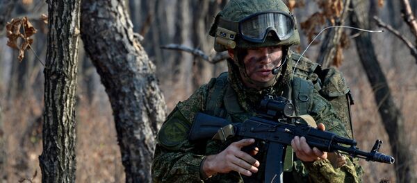 Soldado das tropas de desembarque das tropas terrestres com versão modernizada do famoso Kalashnikov (imagem referencial) Soldado das tropas de desembarque das tropas terrestres com versão modernizada do famoso Kalashnikov (imagem referencial) - Sputnik Brasil