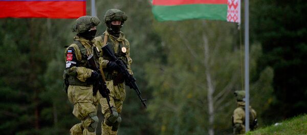 Militares em pose defensiva durante uma operação simulada de combate, nas manobras conjuntas russo-bielorrussas Zapad-2017 - Sputnik Brasil