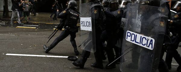 Polícia espanhola na Catalunha, 1 de outubro de 2017 - Sputnik Brasil