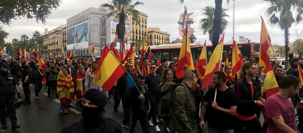 Pessoas em Barcelona participam da manifestação contra a independência da Catalunha, 1 de outubro de 2017 - Sputnik Brasil