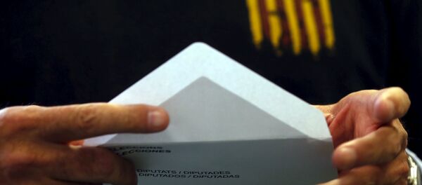 Man wearing a T-shirt with an Estelada flag, a symbol of Catalonian pro-independence, prepares his ballot in Catalonia's regional parliamentary election in Barcelona, Spain, September 27, 2015 - Sputnik Brasil