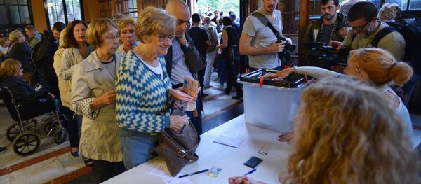 Voting at a polling station in Barcelona during a referendum on Catalonia's independence - Sputnik Brasil