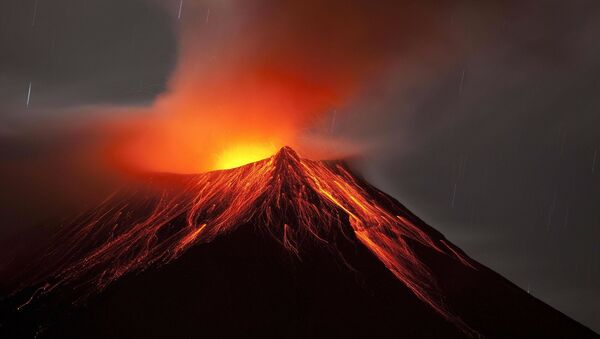 Erupção de um vulcão - Sputnik Brasil
