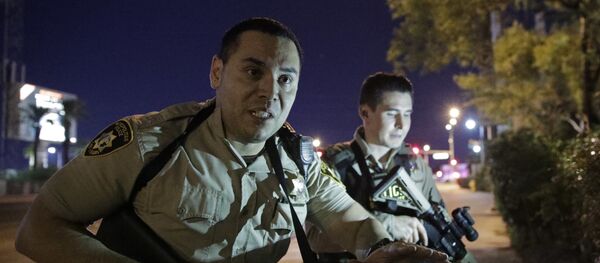 Policiais próximo do lugar do tiroteio em Las Vegas - Sputnik Brasil