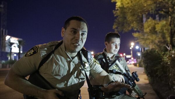 Policiais próximo do lugar do tiroteio em Las Vegas - Sputnik Brasil