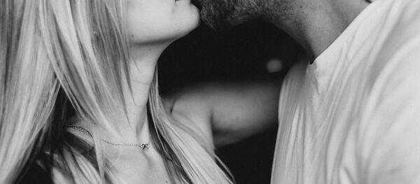 Um casal a beijar - Sputnik Brasil