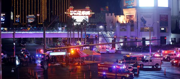 Polícia e ambulâncias de Las Vegas estão no lugar de tiroteio, 1º de outubro - Sputnik Brasil