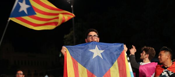 Homem com uma Estrelada (bandeira da Catalunha) durante o referendo pela independência, em Barcelona, em 1 de outubro - Sputnik Brasil