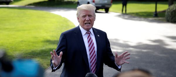 Presidente norte-americano Donald Trump fala com repórteres antes de viajar a Bedminster, New Jersey, da Casa Branca em Washington, Estados Unidos, 29 de setembro de 2017 - Sputnik Brasil