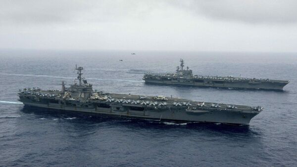Porta-aviões norte-americanos USS John C. Stennis  e USS Ronald Reagan no mar das Filipinas (foto de arquivo) - Sputnik Brasil