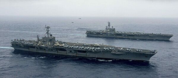 Porta-aviões norte-americanos USS John C. Stennis  e USS Ronald Reagan no mar das Filipinas (foto de arquivo) - Sputnik Brasil